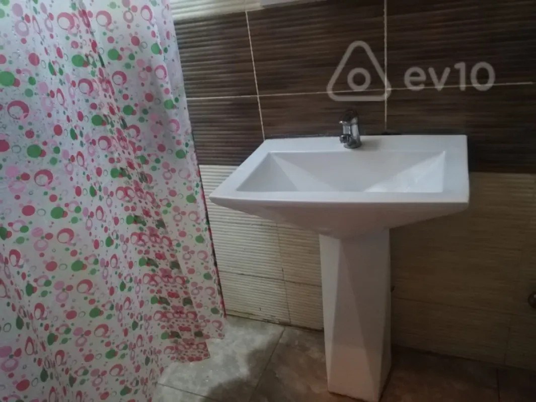 Kirayə verilir 2 otaqlı köhnə tikili 55 m²
