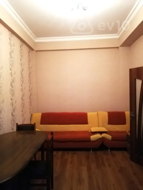Kirayə verilir 2 otaqlı köhnə tikili 50 m²