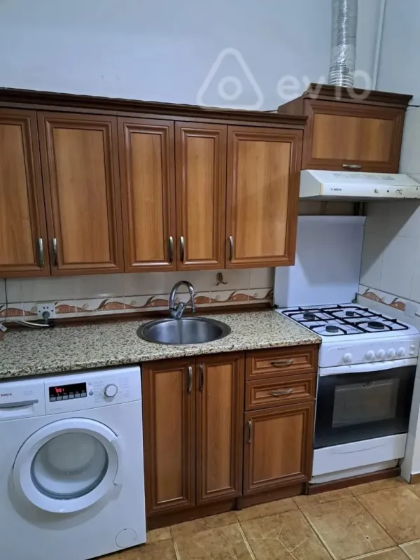 Kirayə verilir 2 otaqlı köhnə tikili 50 m²