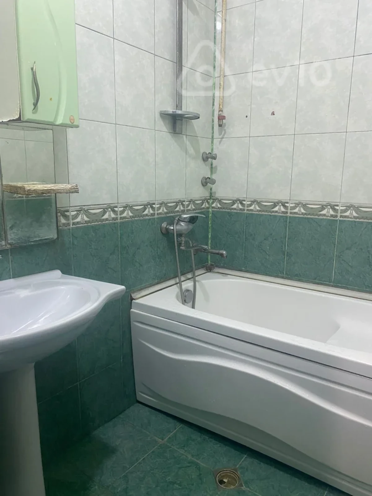 Kirayə verilir 2 otaqlı köhnə tikili 50 m²