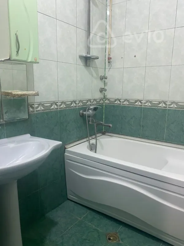 Kirayə verilir 2 otaqlı köhnə tikili 50 m²