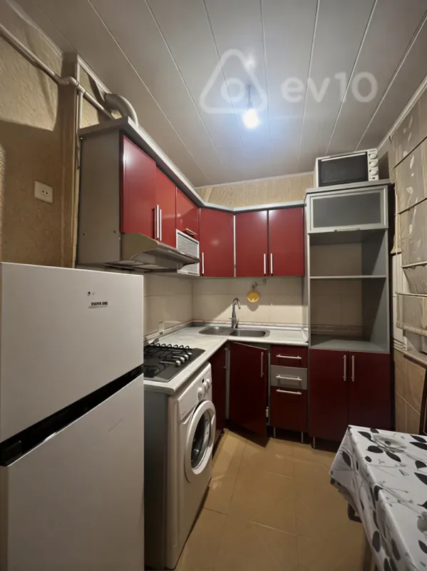 Kirayə verilir 2 otaqlı köhnə tikili 50 m²