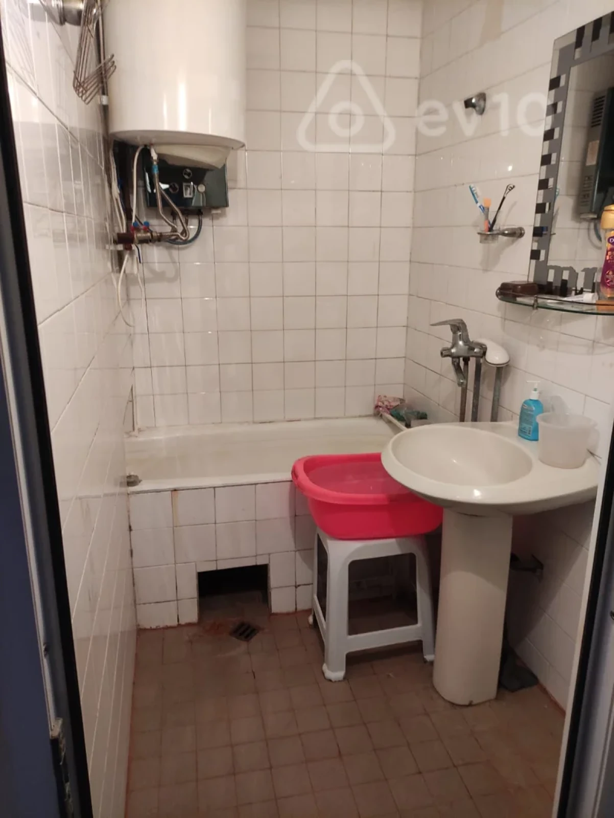 Kirayə verilir 2 otaqlı köhnə tikili 60 m²