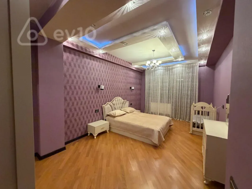 Kirayə verilir 3 otaqlı köhnə tikili 135 m²