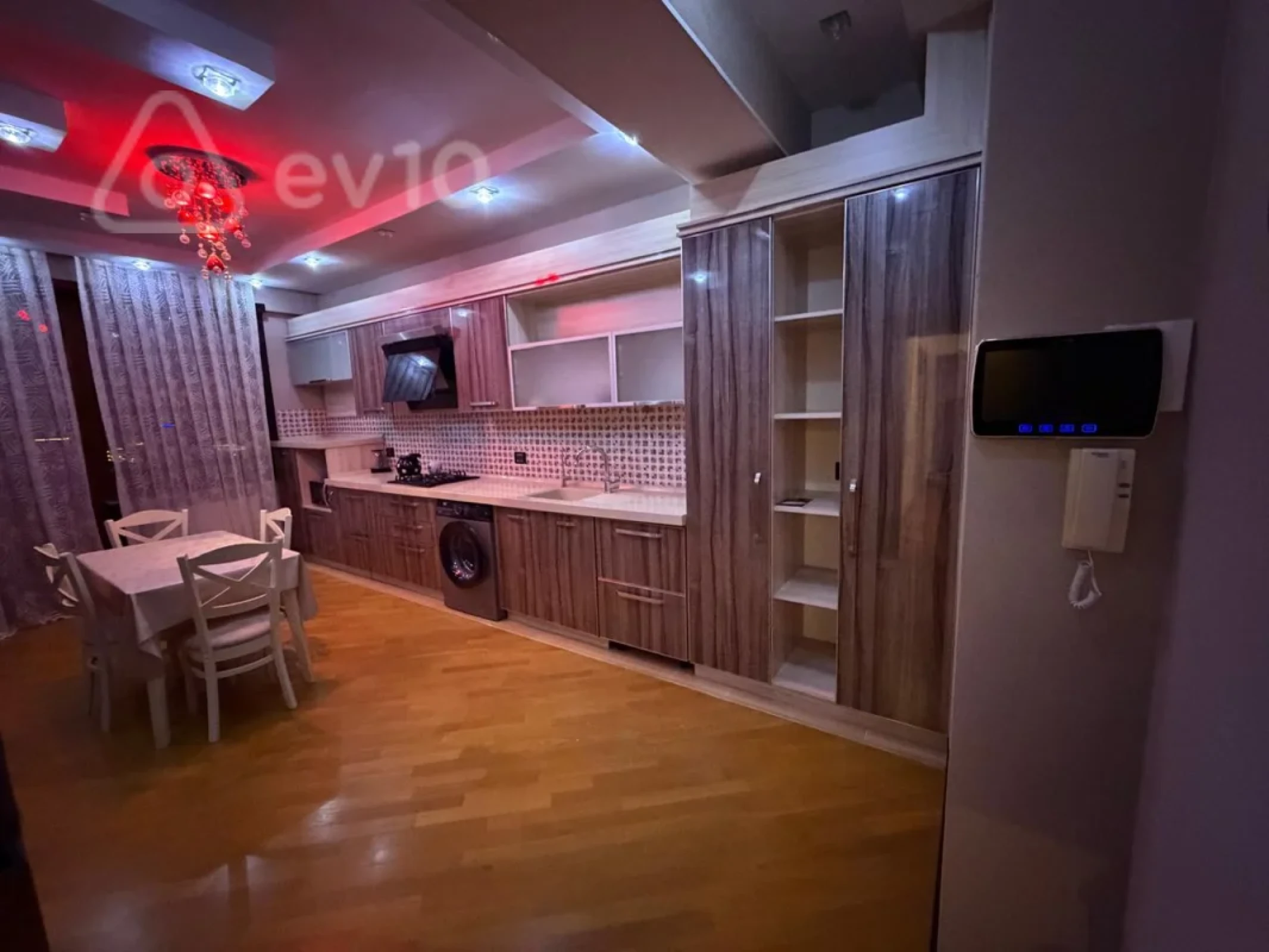 Kirayə verilir 3 otaqlı köhnə tikili 135 m²