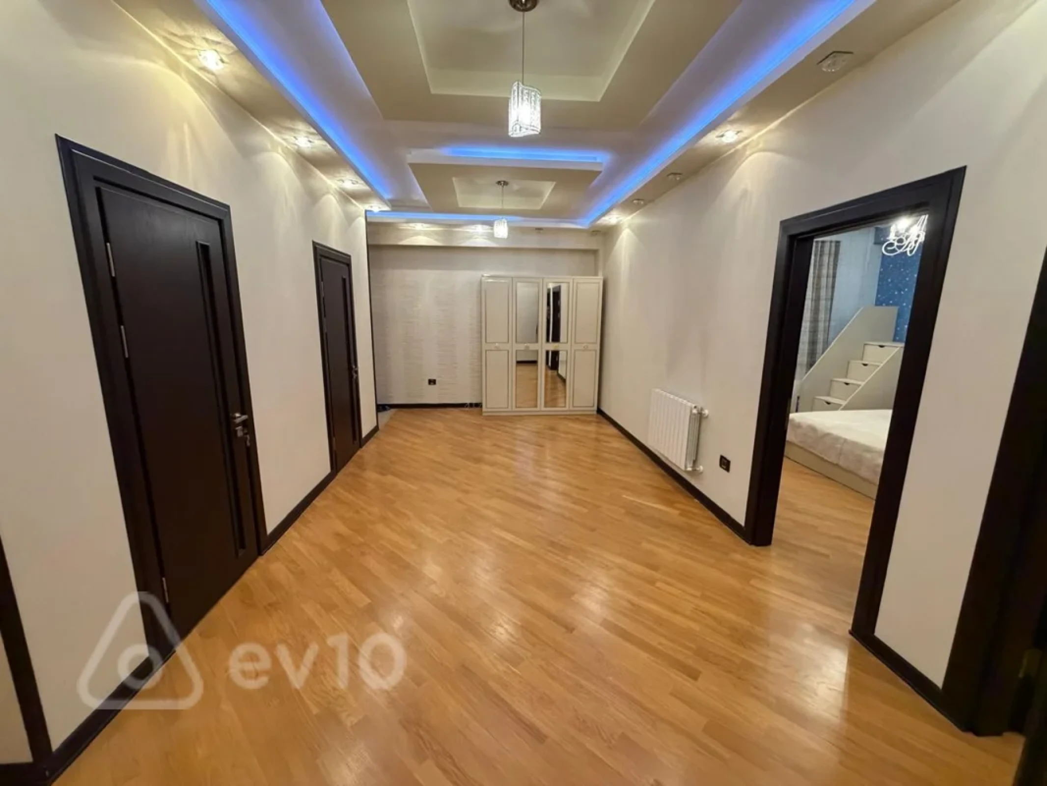 Kirayə verilir 3 otaqlı köhnə tikili 135 m²