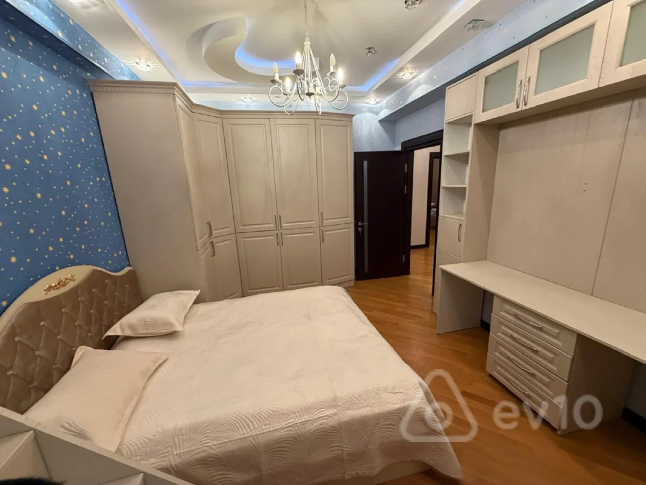 Kirayə verilir 3 otaqlı köhnə tikili 135 m²
