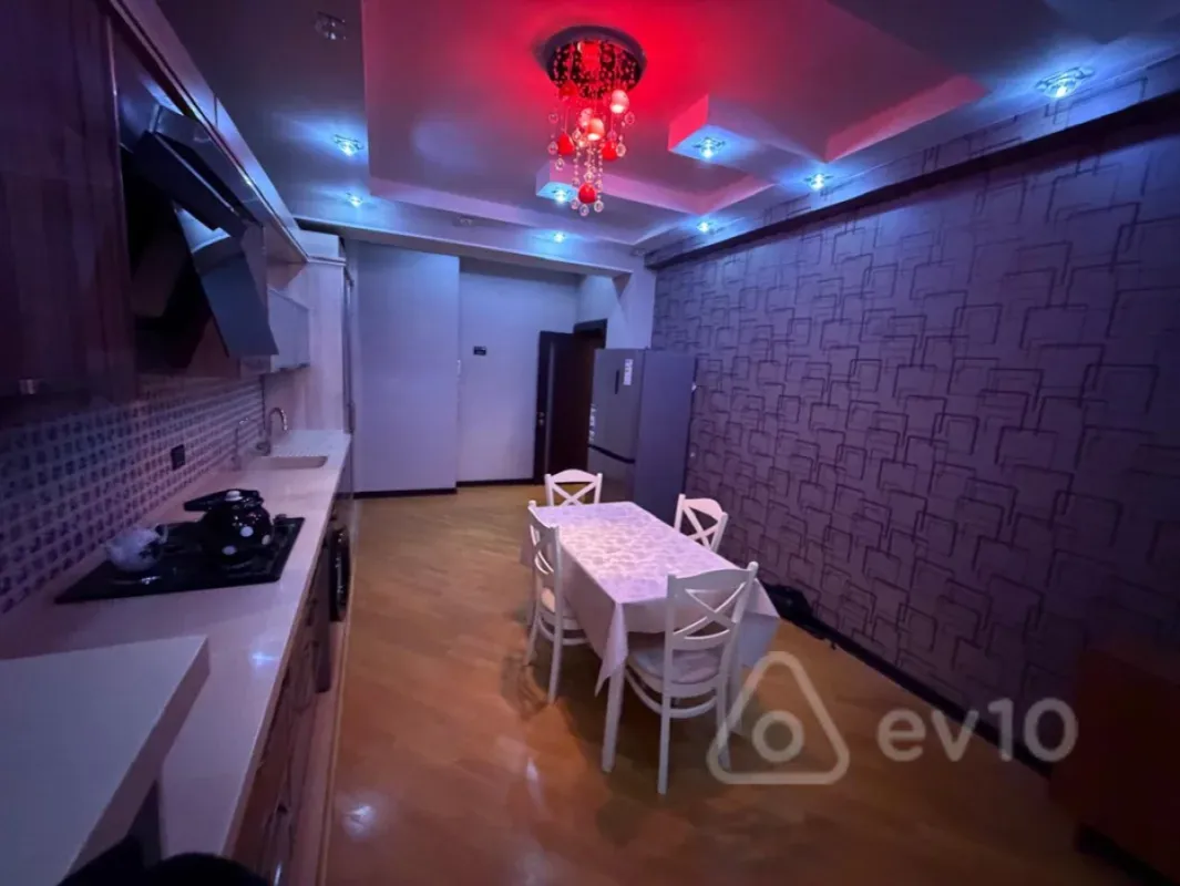 Kirayə verilir 3 otaqlı köhnə tikili 135 m²