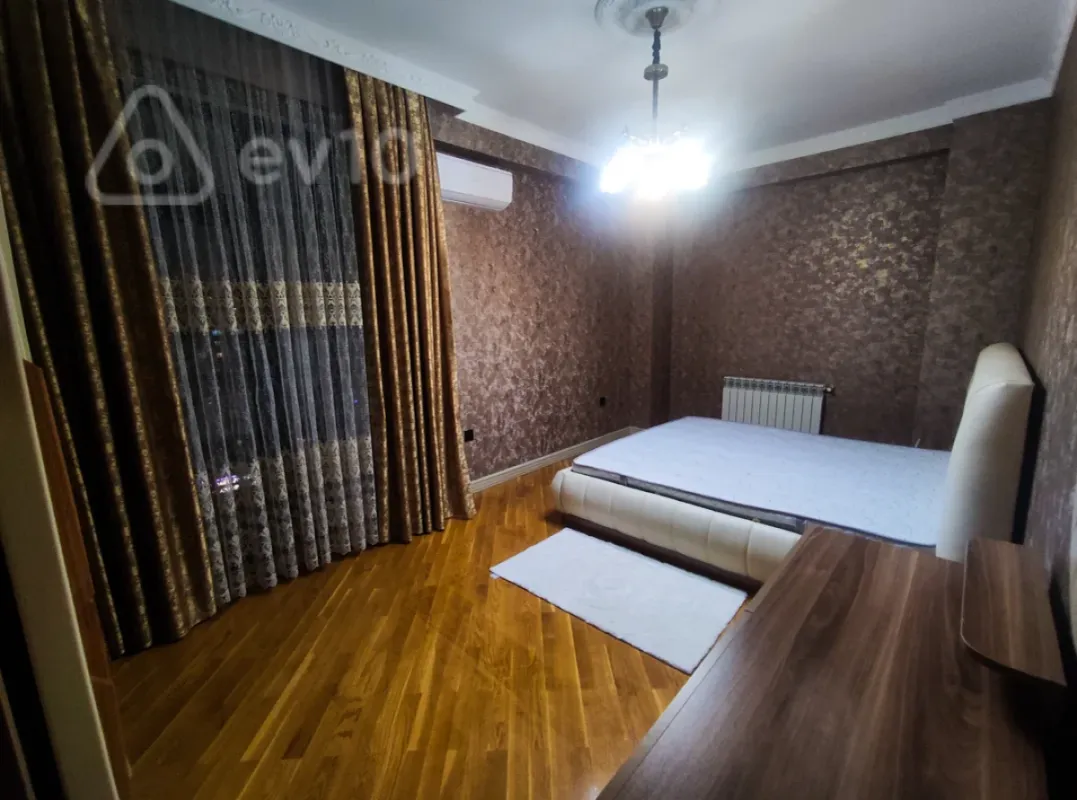 Kirayə verilir 3 otaqlı yeni tikili 150 m²