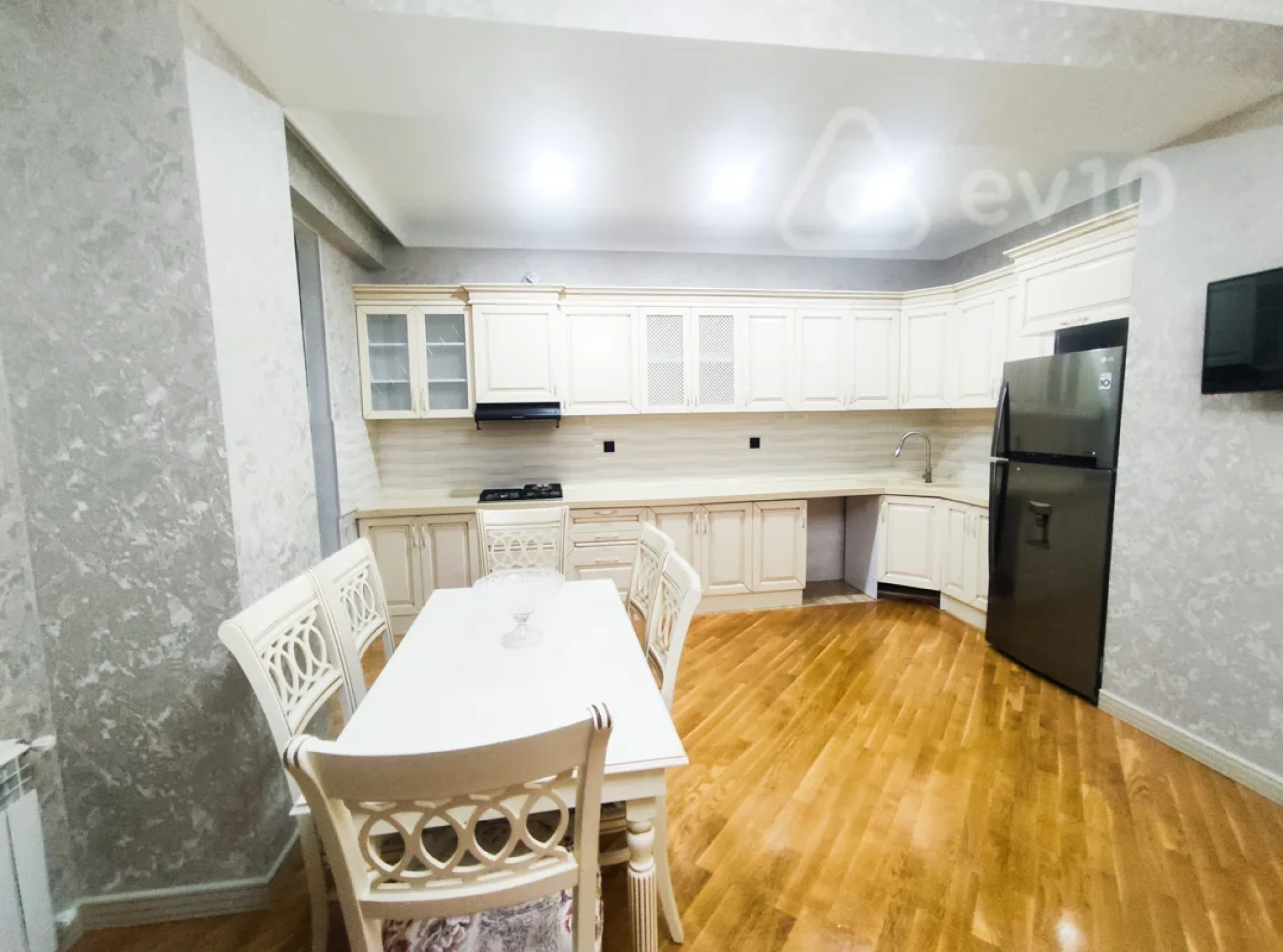 Kirayə verilir 3 otaqlı yeni tikili 150 m²