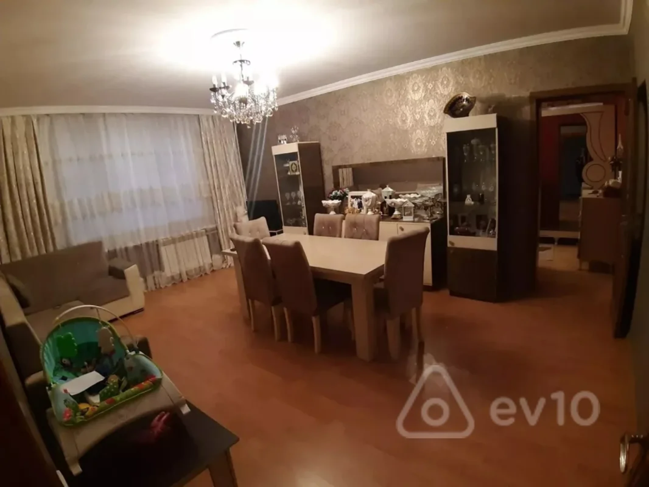 Satılır 4 otaqlı köhnə tikili 110 m²