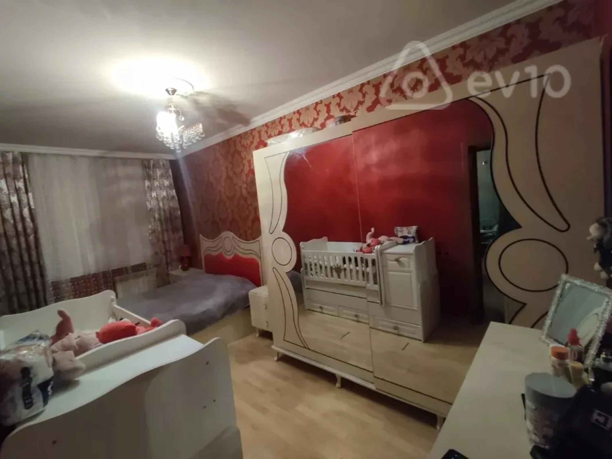 Satılır 4 otaqlı köhnə tikili 110 m²