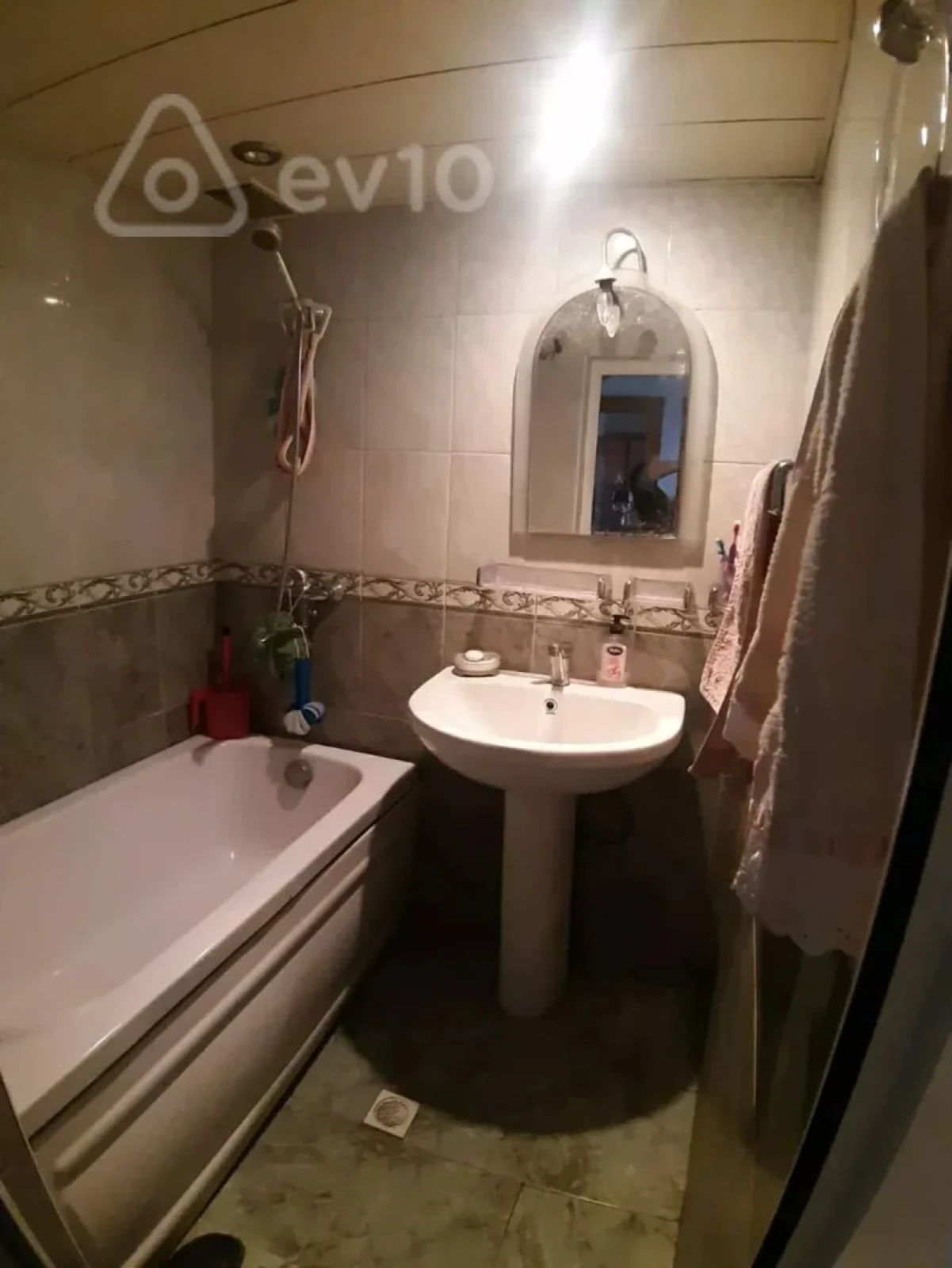 Satılır 4 otaqlı köhnə tikili 110 m²