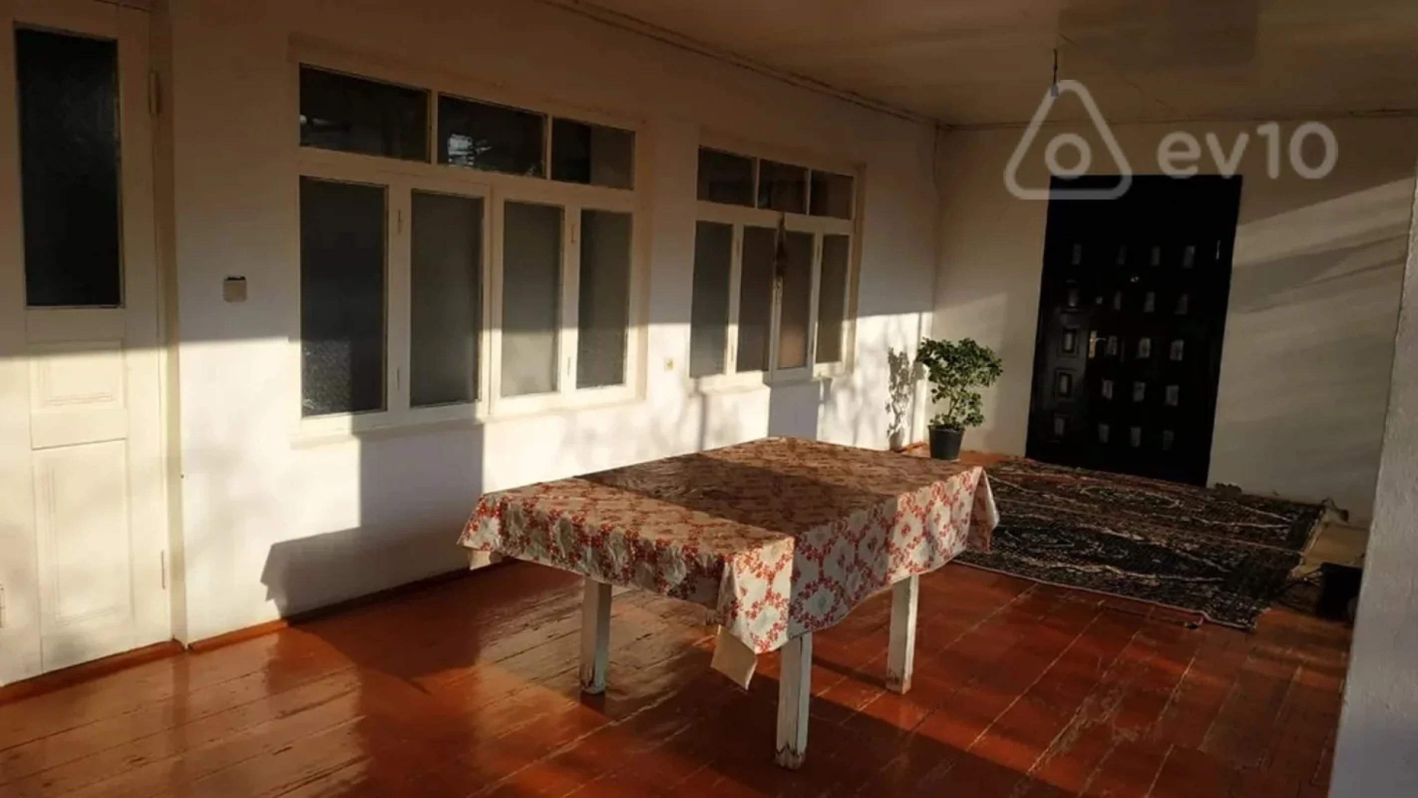 Satılır 11 otaqlı həyət evi 370 m²