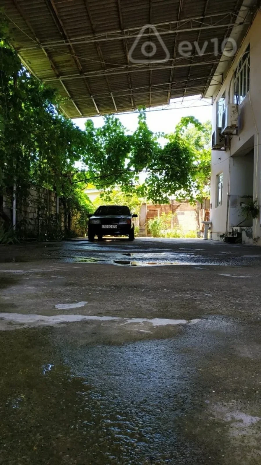 Satılır 11 otaqlı həyət evi 370 m²