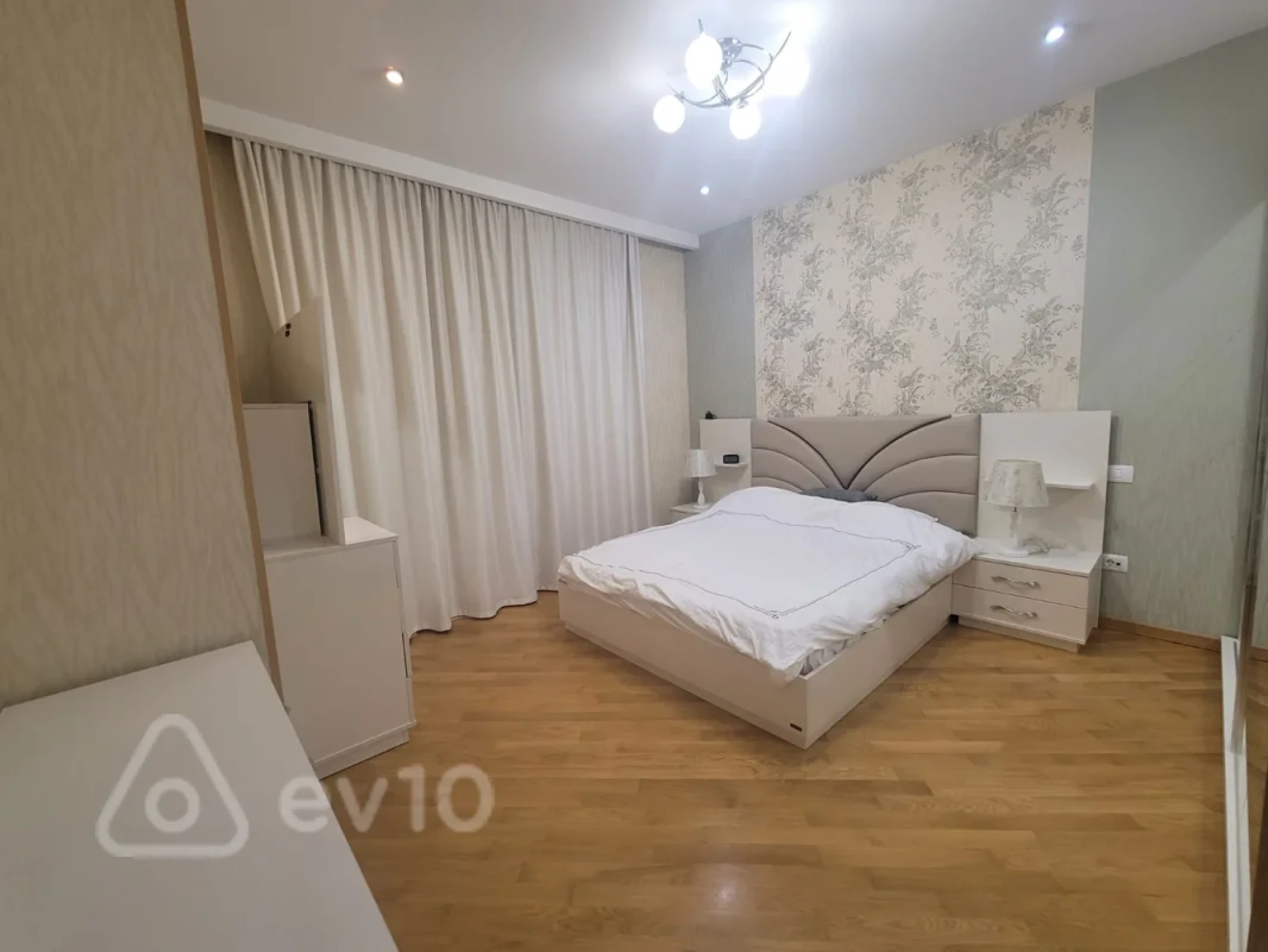 Kirayə verilir 3 otaqlı yeni tikili 130 m²