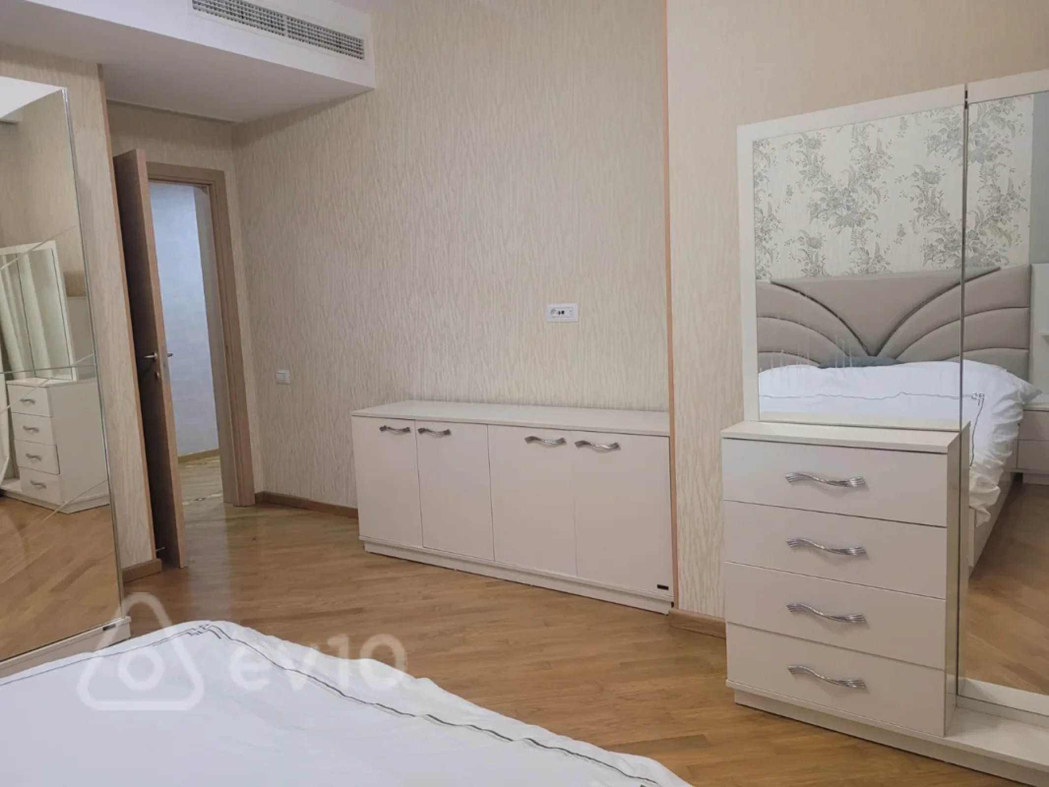 Kirayə verilir 3 otaqlı yeni tikili 130 m²