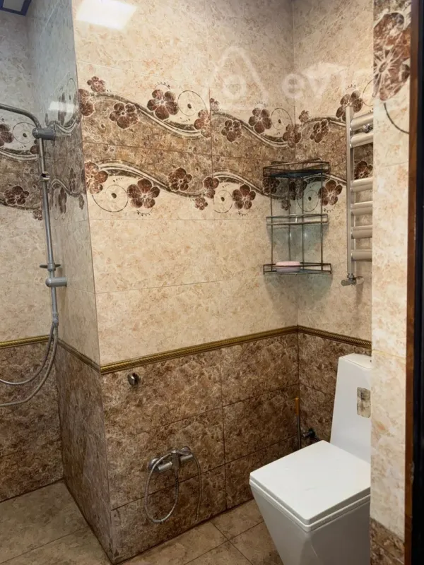 Kirayə verilir 4 otaqlı yeni tikili 130 m²