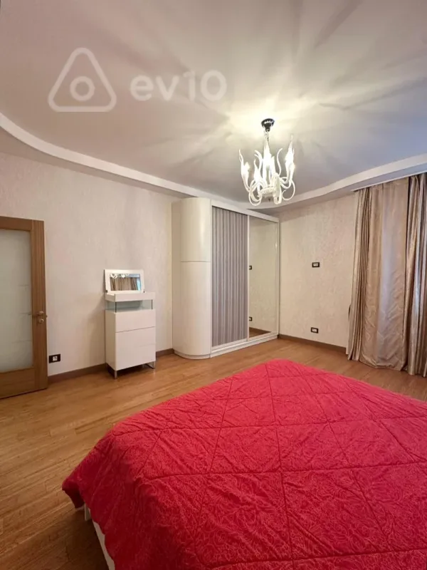 Satılır 4 otaqlı yeni tikili 180 m²