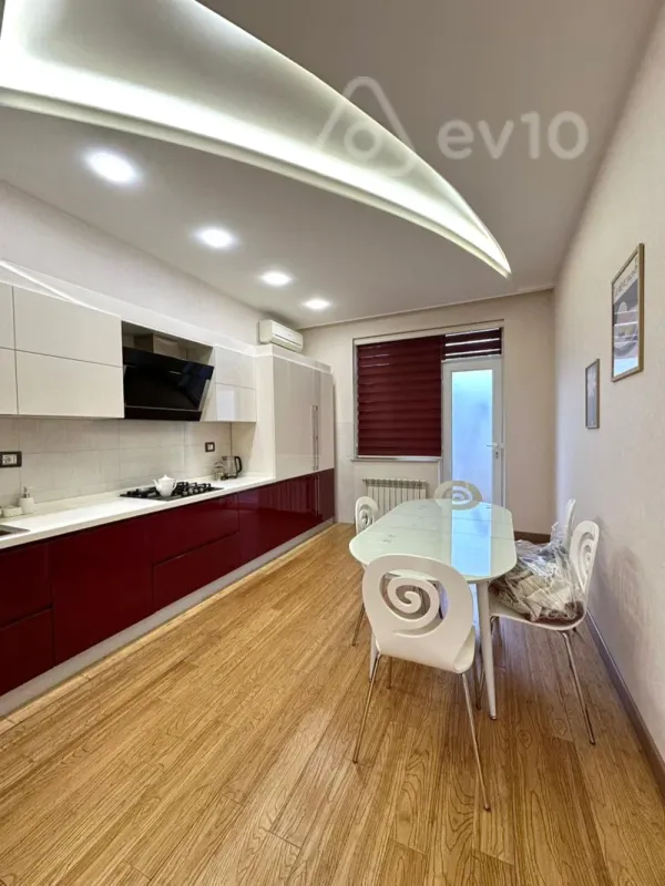 Satılır 4 otaqlı yeni tikili 180 m²
