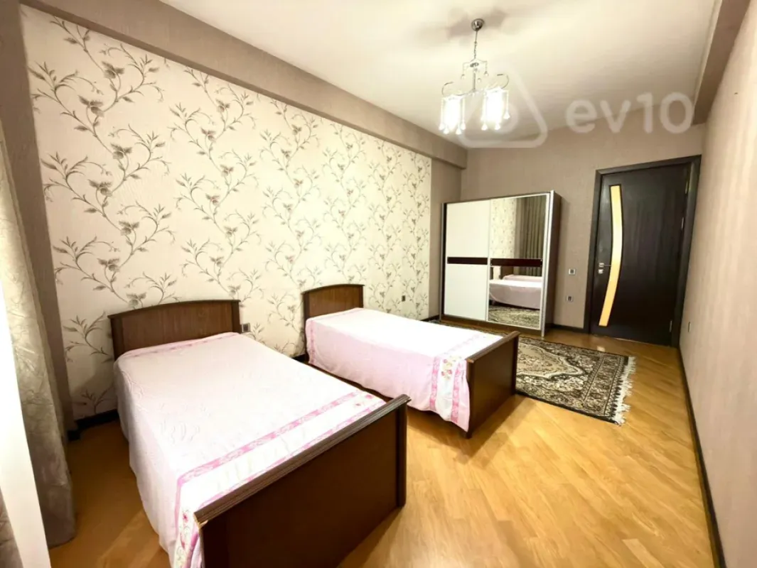 Kirayə verilir 3 otaqlı yeni tikili 135 m²