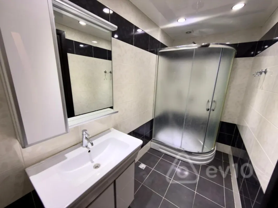 Kirayə verilir 3 otaqlı yeni tikili 135 m²