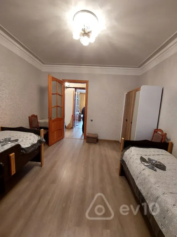 Kirayə verilir 21 otaqlı köhnə tikili 70 m²
