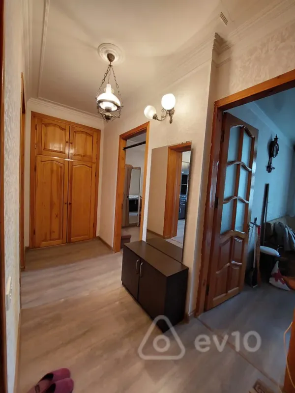 Kirayə verilir 21 otaqlı köhnə tikili 70 m²