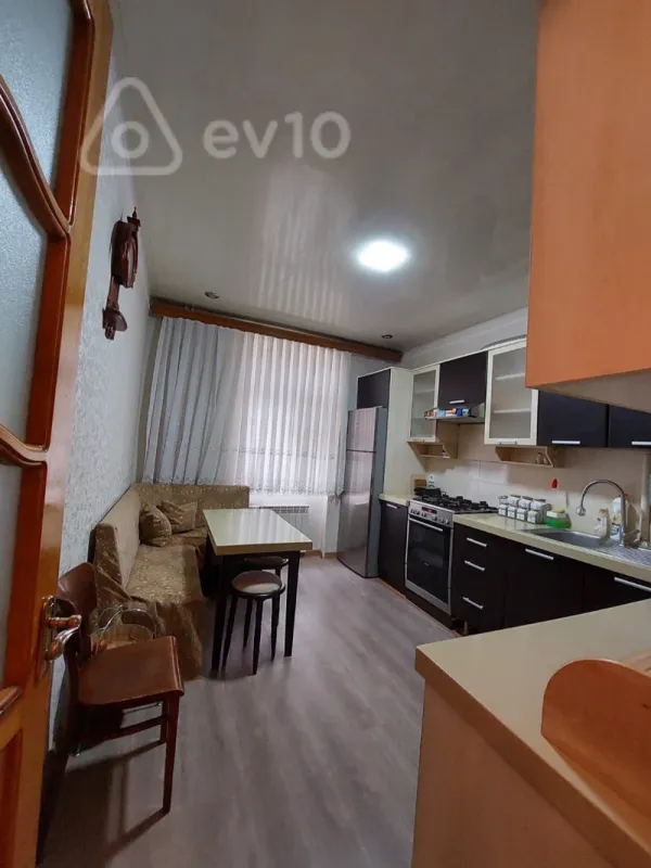 Kirayə verilir 21 otaqlı köhnə tikili 70 m²