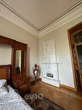 Satılır 4 otaqlı köhnə tikili 180 m²