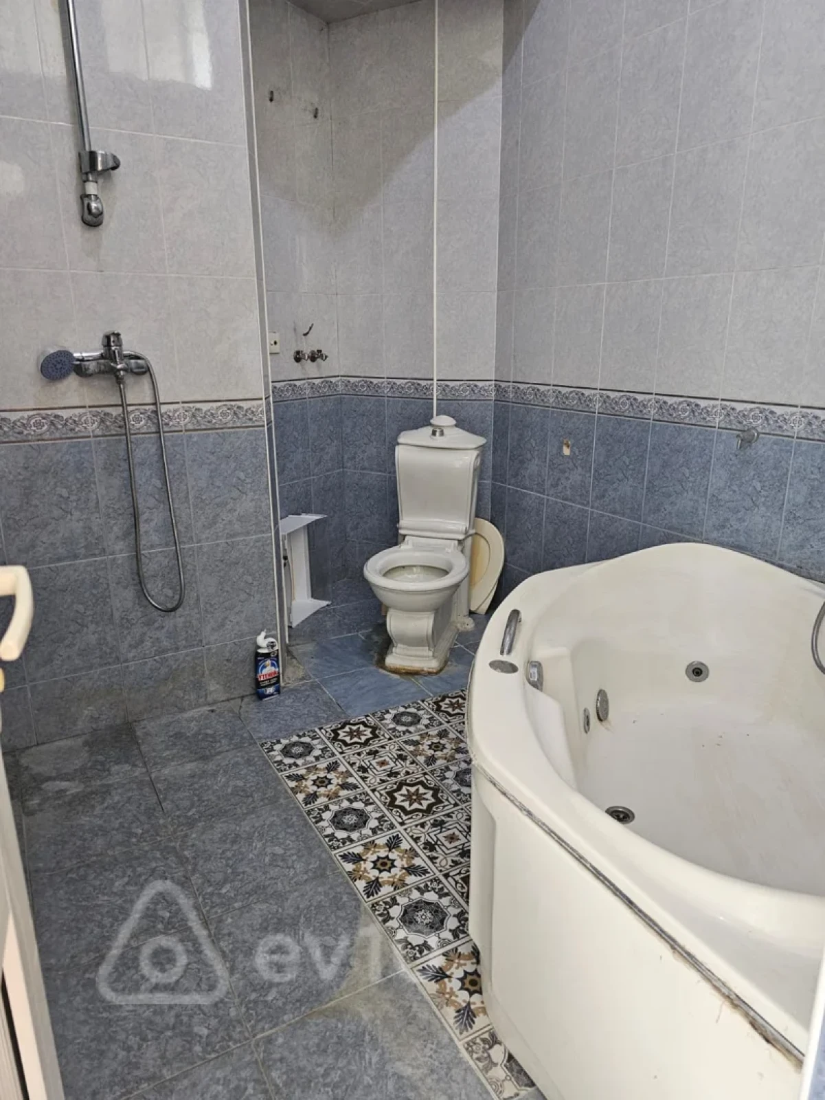 Satılır 4 otaqlı köhnə tikili 180 m²