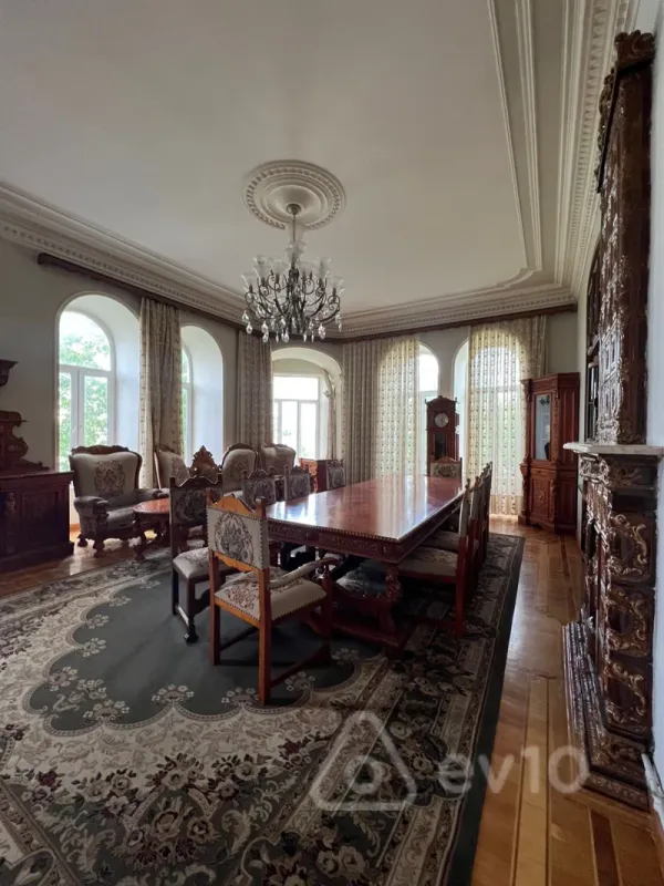 Satılır 4 otaqlı köhnə tikili 180 m²