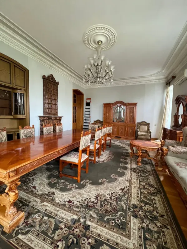 Satılır 4 otaqlı köhnə tikili 180 m²