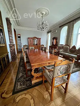 Satılır 4 otaqlı köhnə tikili 180 m²