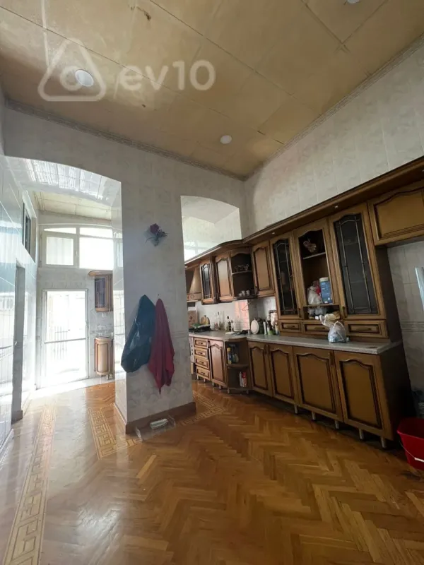 Satılır 4 otaqlı köhnə tikili 180 m²