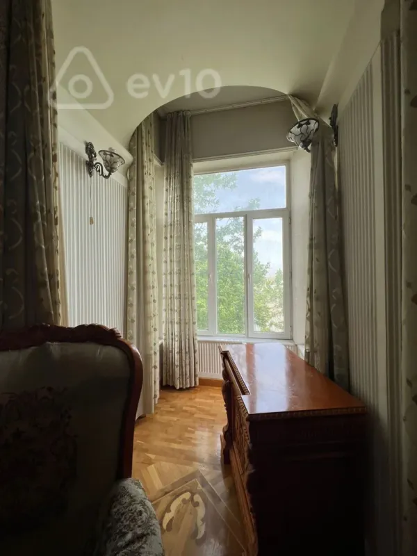 Satılır 4 otaqlı köhnə tikili 180 m²