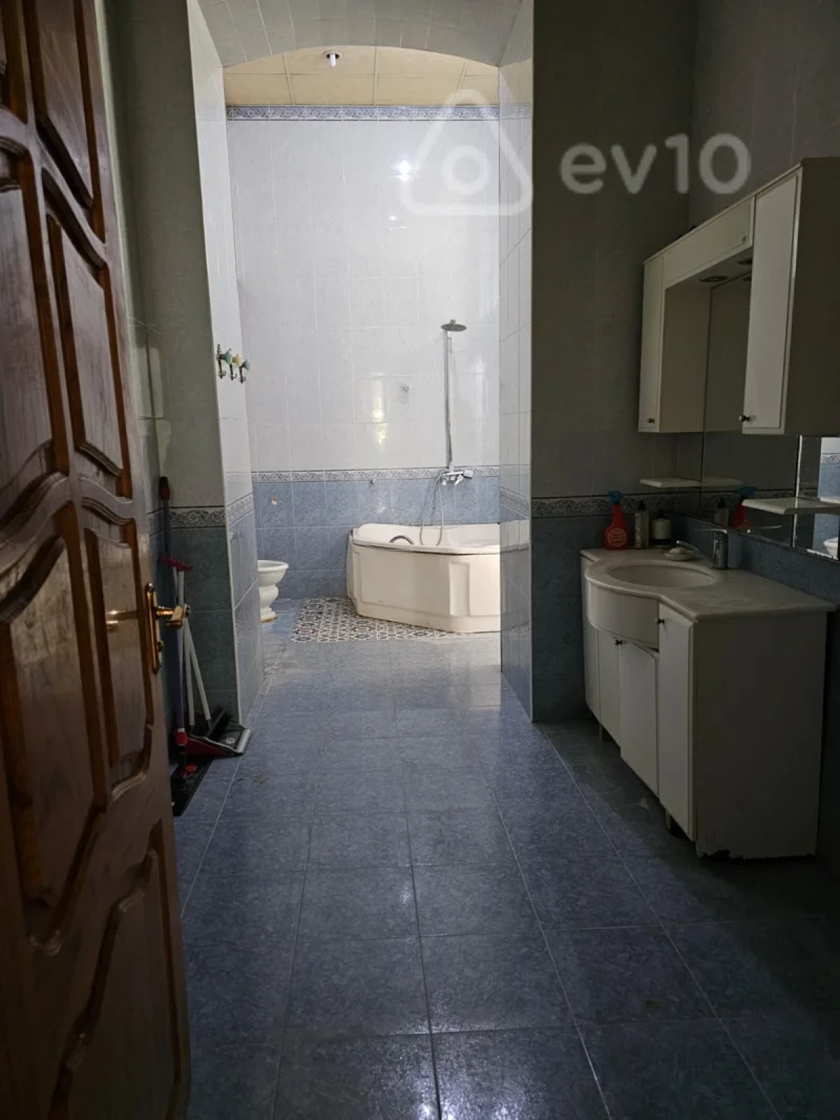 Satılır 4 otaqlı köhnə tikili 180 m²