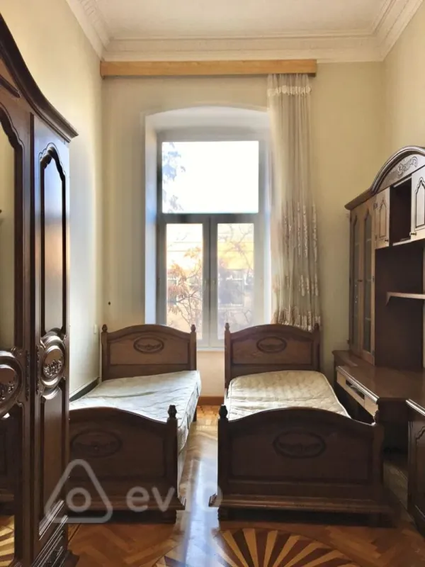 Satılır 4 otaqlı köhnə tikili 180 m²