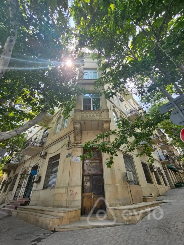 Satılır 4 otaqlı köhnə tikili 180 m²