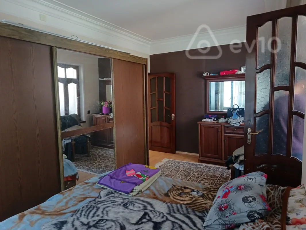 Satılır 4 otaqlı köhnə tikili 100 m²