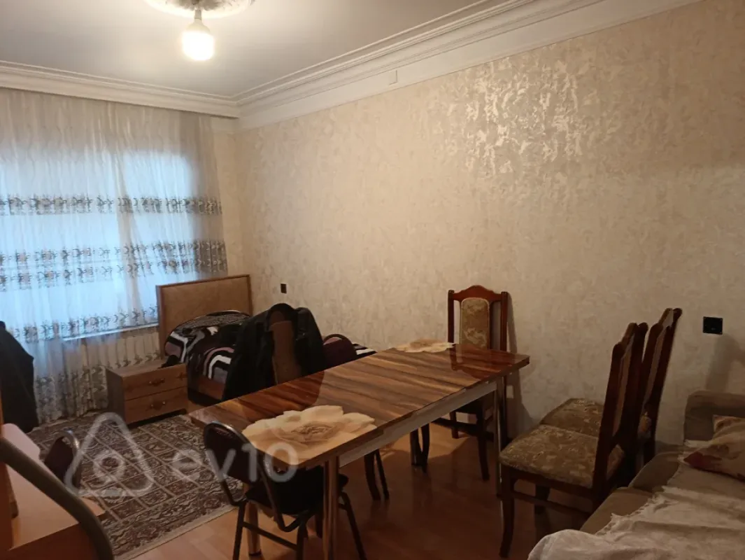 Satılır 4 otaqlı köhnə tikili 100 m²