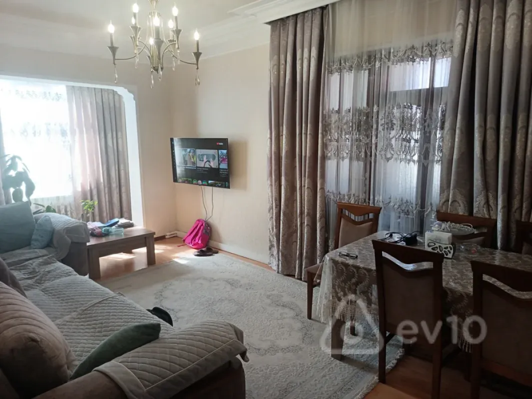 Satılır 4 otaqlı köhnə tikili 100 m²