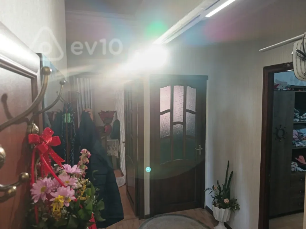 Satılır 4 otaqlı köhnə tikili 100 m²