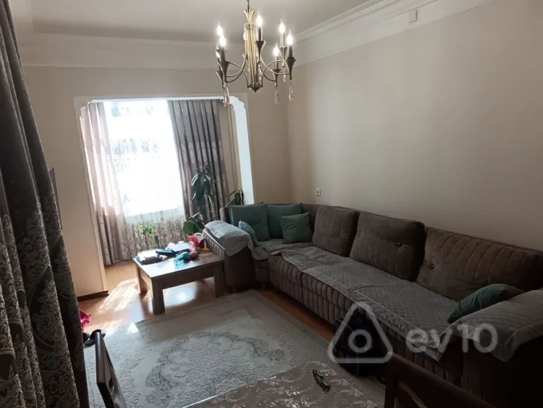 Satılır 4 otaqlı köhnə tikili 100 m²