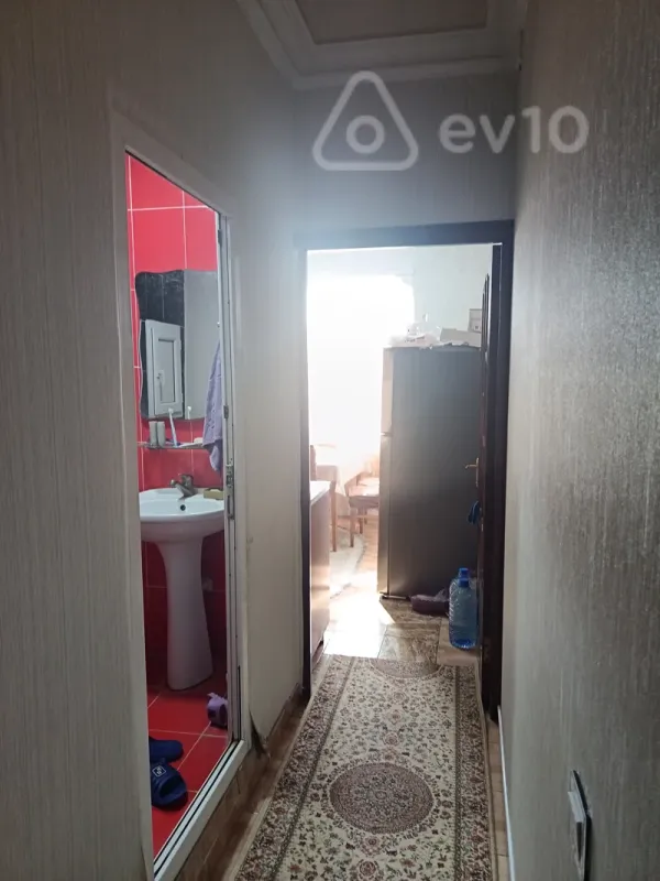 Satılır 4 otaqlı köhnə tikili 100 m²