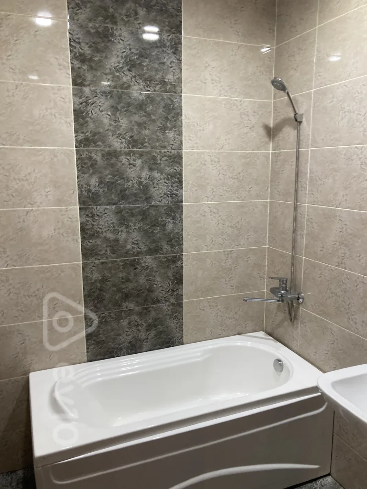 Kirayə verilir 2 otaqlı yeni tikili 78 m²