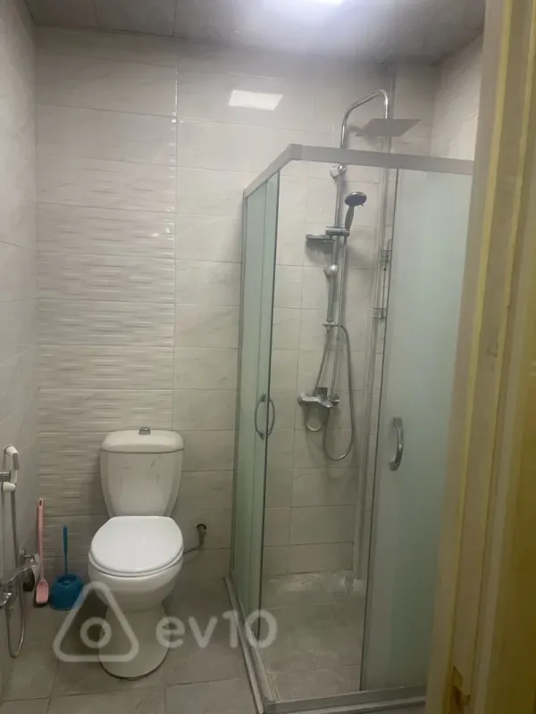 Kirayə verilir 3 otaqlı yeni tikili 200 m²