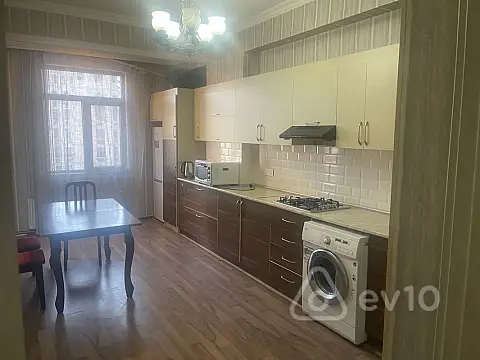 Kirayə verilir 3 otaqlı yeni tikili 200 m²