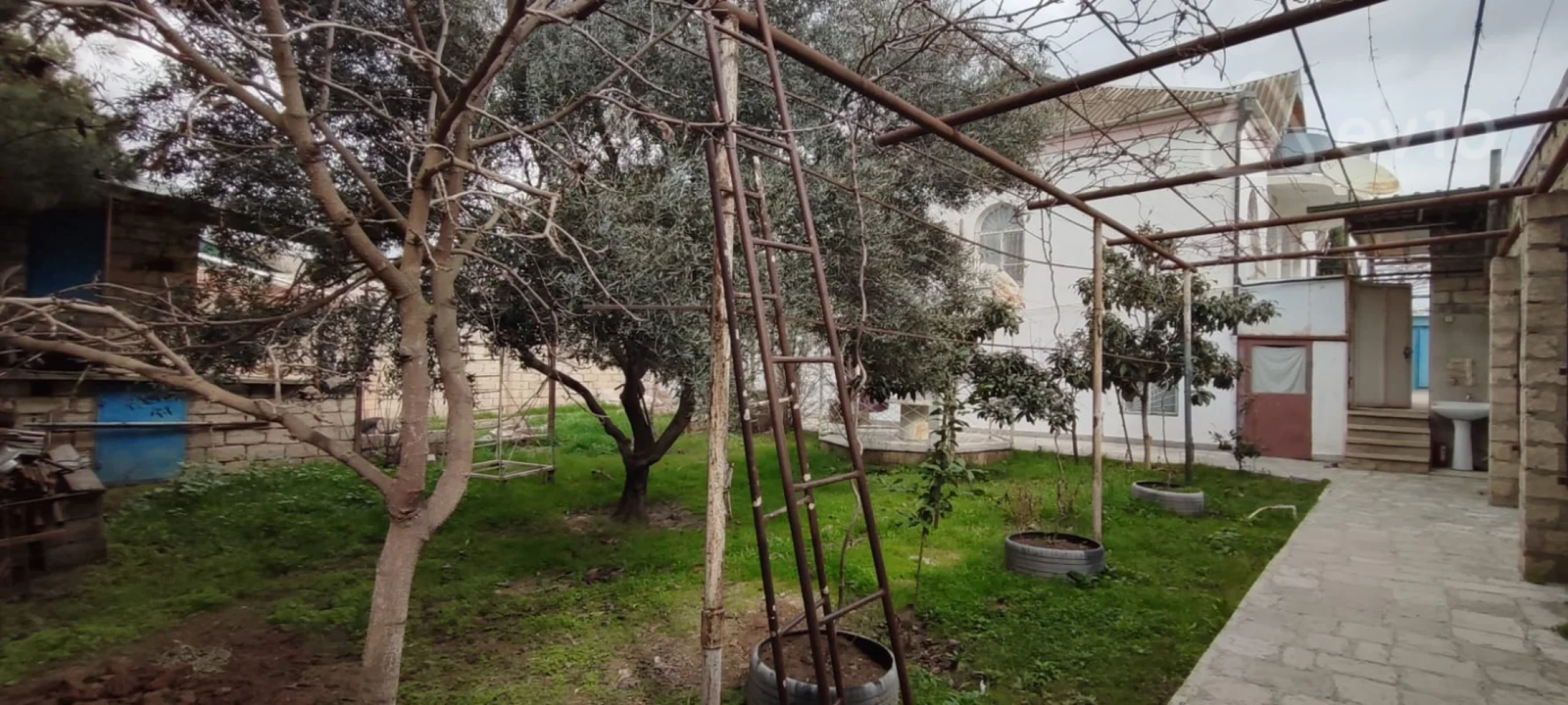 Satılır 8 otaqlı həyət evi 200 m²