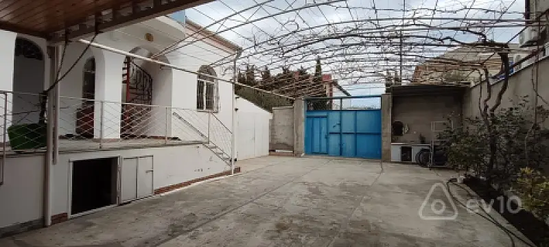 Satılır 8 otaqlı həyət evi 200 m²